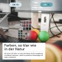 Szene mit Schreibtischlampe, die hohe Farbtreue (CRI 98) zeigt, mit Rubik's Cube und farbigen Kugeln.