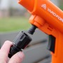 Yard Force Mitteldruckreiniger LW C02B mit Akku, Schlauchanschluss wird verbunden.