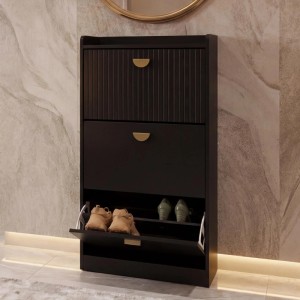 Schwarzer Schuhschrank O39 in Holzoptik mit 3 Klappfächern, Lamellen-Design und goldfarbenen Griffen. Ein Fach ist geöffnet.