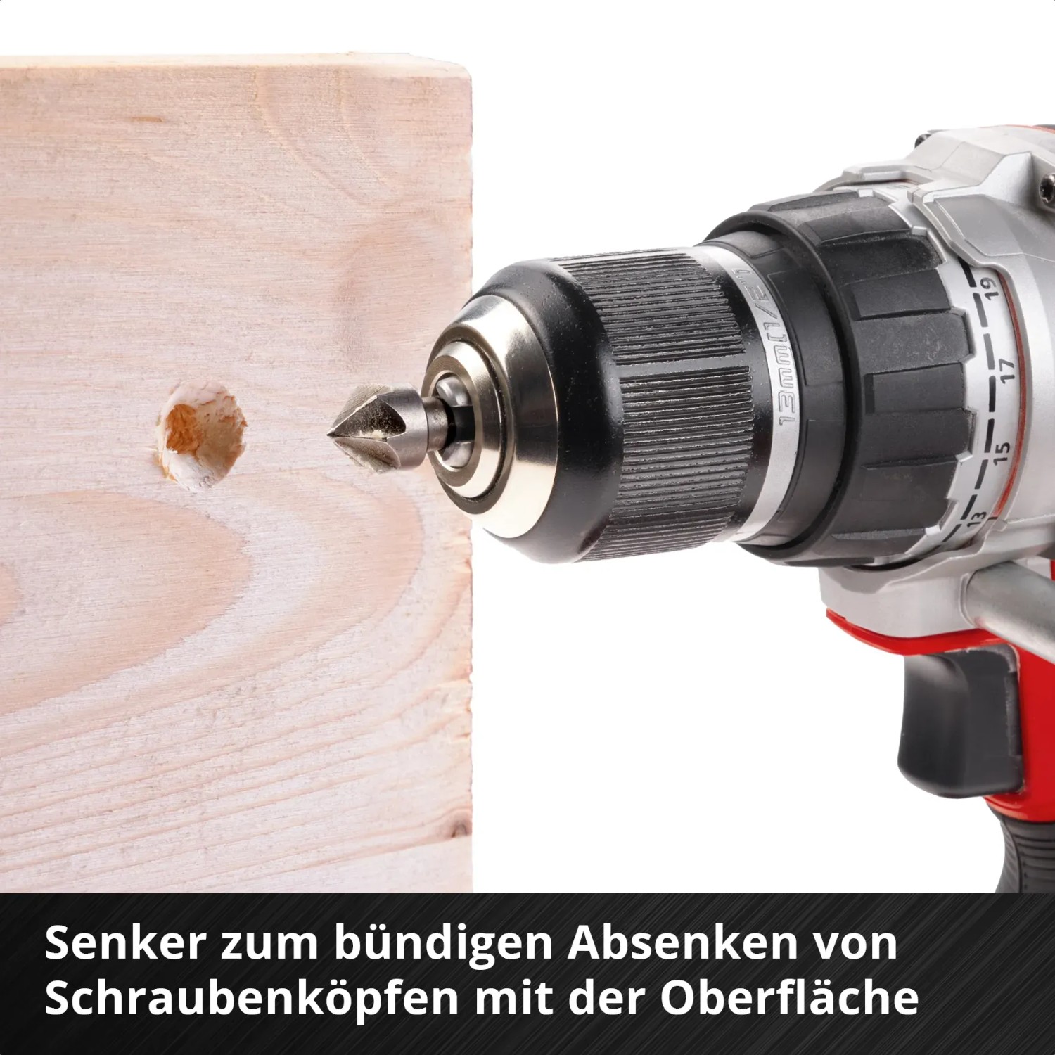 Einhell Bitset: Akkuschrauber mit Senker bohrt Loch in Holz. Zubehör für Werkstatt & Baustelle.