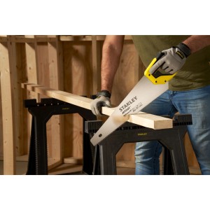 Stanley Jetcut Handsäge (450mm) beim Sägen von Holz auf einer Werkbank.