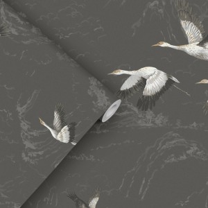 Laura Ashley Vliestapete Animalia Dark Steel mit Kranichmuster und Wolken auf dunklem Grund.
