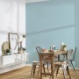 Wohnraum mit blauer Vliestapete Trendwall 2 Uni von OBI. Dekorative, einfarbige Tapete.