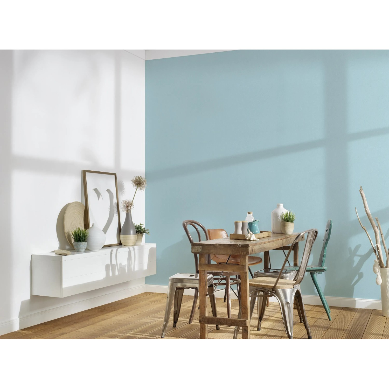 Wohnraum mit blauer Vliestapete Trendwall 2 Uni von OBI. Dekorative, einfarbige Tapete.
