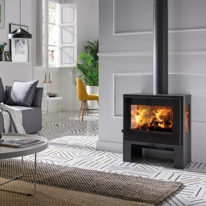 Schwarzer Panadero Toscane 3V Kaminofen aus Stahl mit brennendem Feuer im Wohnraum.