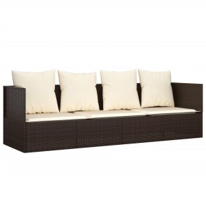 Braunes Outdoor-Loungebett aus Rattan mit cremefarbenen Kissen.