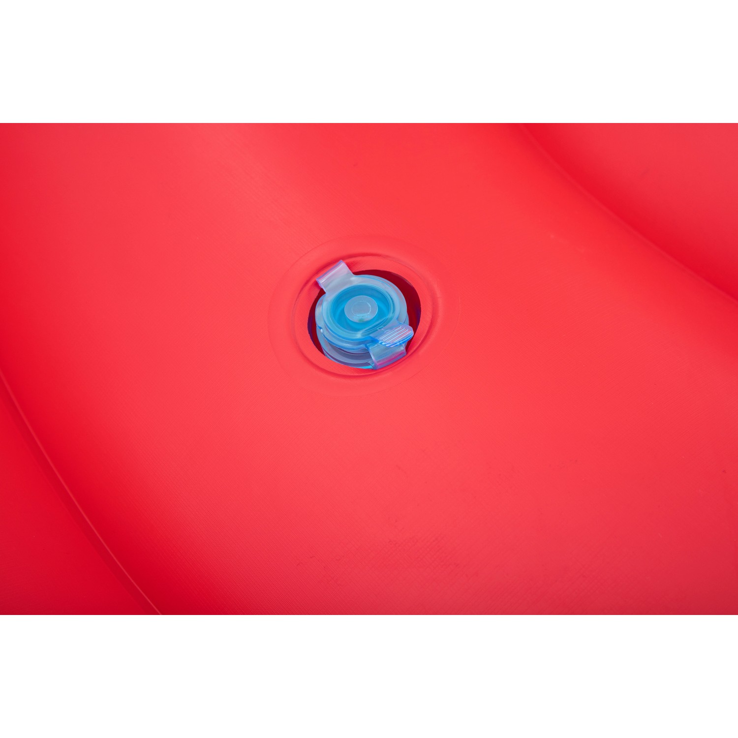 Detailaufnahme: Rote Bestway Badeinsel Fruits of Paradise mit blauem Ventil.