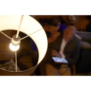 Philips LED E27 8W Glühbirne im 3er Set, warmweißes Licht in Lampe.