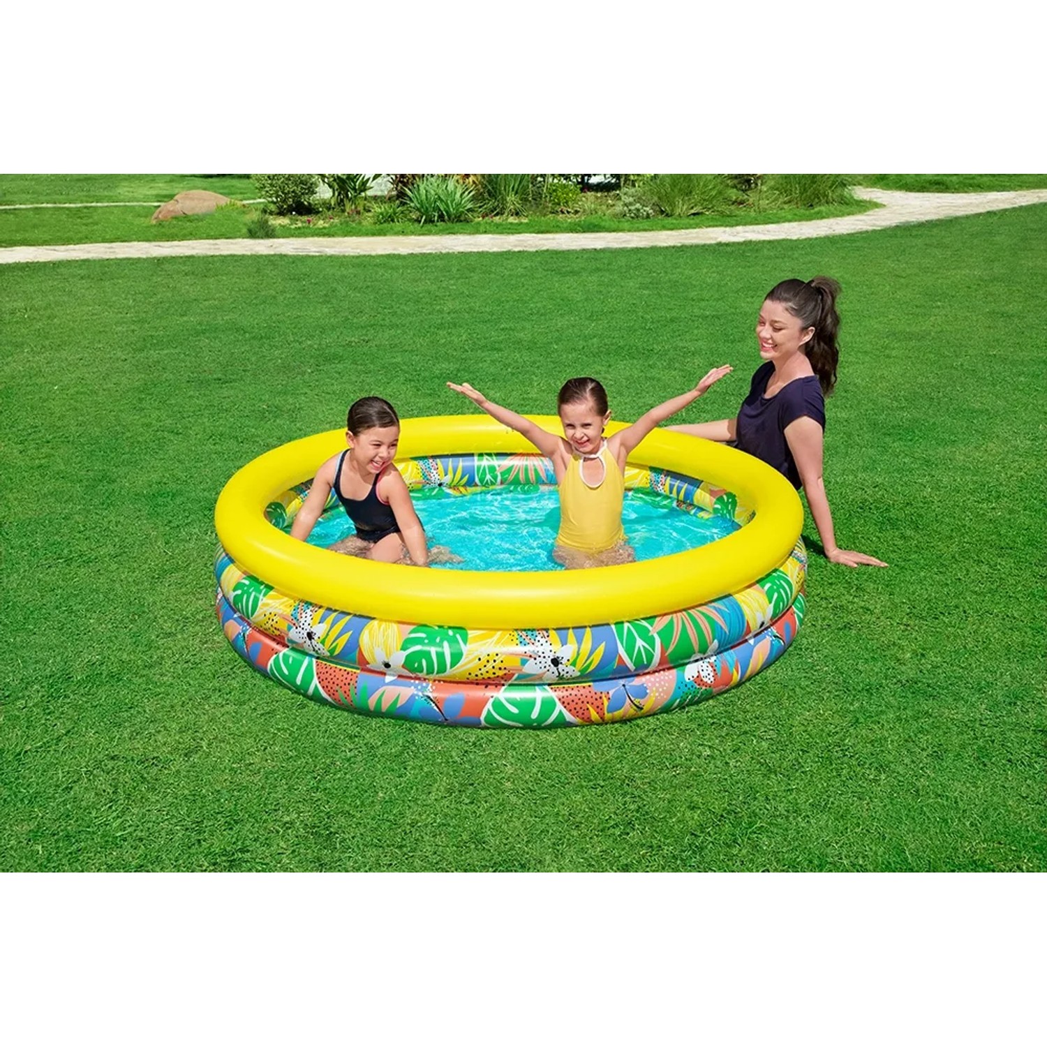 Bestway Planschbecken Floral Paradise mit Kindern im Garten.