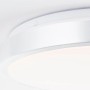 Nahaufnahme: Runde, weiße LED-Deckenleuchte Livius (Ø 33cm) aus Aluminium und Kunststoff.