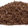 Haufen Rindenmulch, braun, aus zerkleinerter Nadelholzrinde, Körnung 0-40 mm.