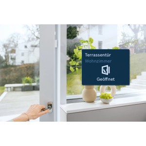 Bosch Smart Home Einbruchschutz: Geöffnete Terrassentür mit Tür-/Fensterkontakt im Wohnzimmer.