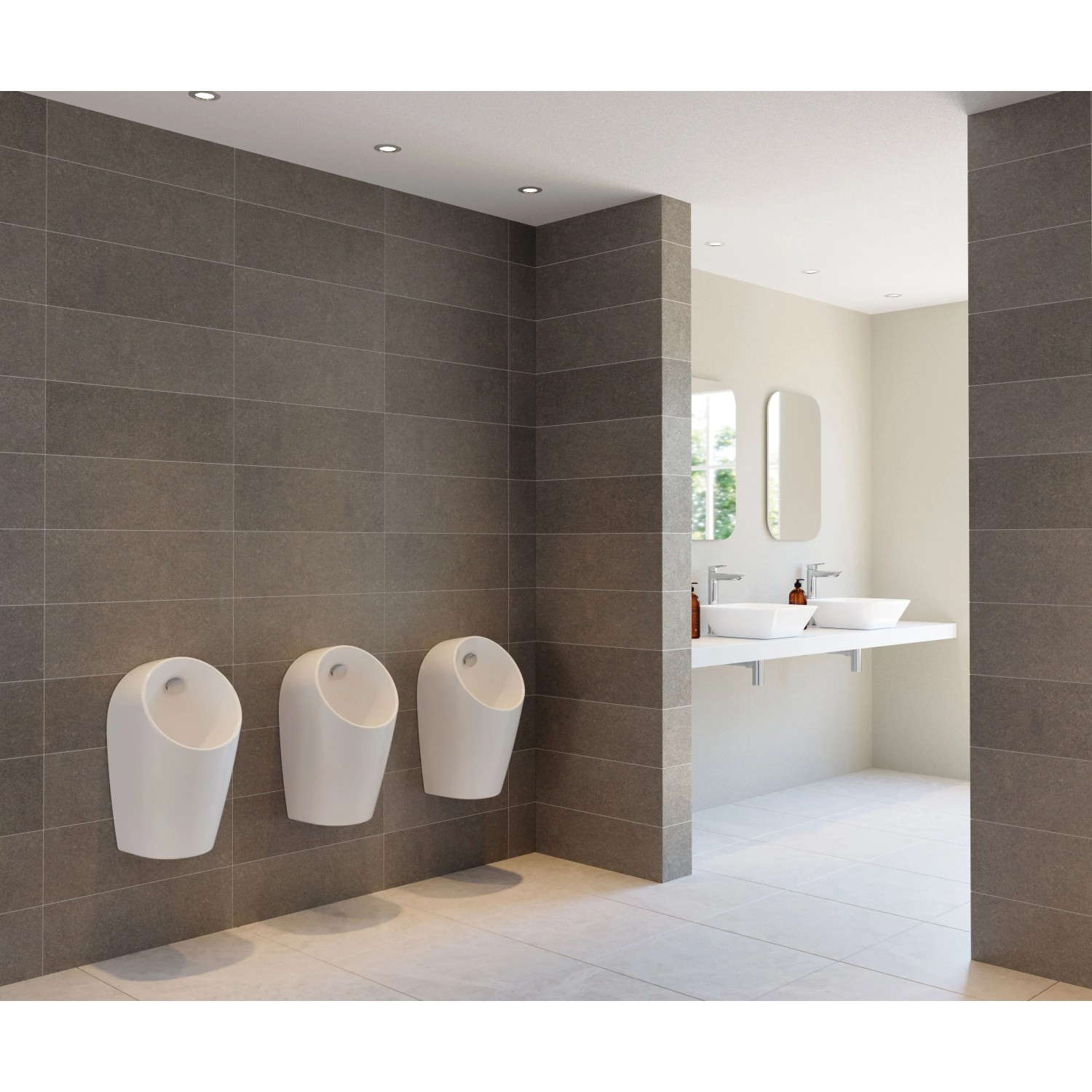 Drei weiße Ideal Standard Urinale im modernen Badezimmer mit Waschbeckenarmaturen.