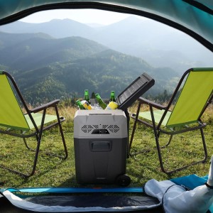 Juskys Kühlbox Yukon 50L mit Kompressor im Camping-Einsatz, Getränke und Campingstühle im Zelt.
