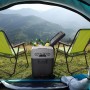 Juskys Kühlbox Yukon 50L mit Kompressor im Camping-Einsatz, Getränke und Campingstühle im Zelt.