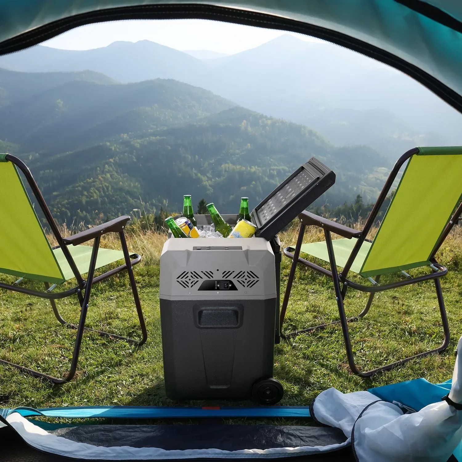 Juskys Kühlbox Yukon 50L mit Kompressor im Camping-Einsatz, Getränke und Campingstühle im Zelt.