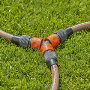 Gardena Profi-System Y-Stück auf Rasen, zur Schlauchabzweigung für zwei Geräte.
