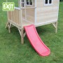 EXIT Loft 300 Holzspielhaus naturel mit roter Rutsche im Garten.