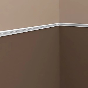 Weiße PROFHOME Wand- und Friesleiste (200 cm) als Zierleiste an einer Wand.
