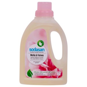 Sodasan Woll- und Feines Flüssigwaschmittel 750 ml in transparenter Flasche mit rosa Kappe für empfindliche Fasern.