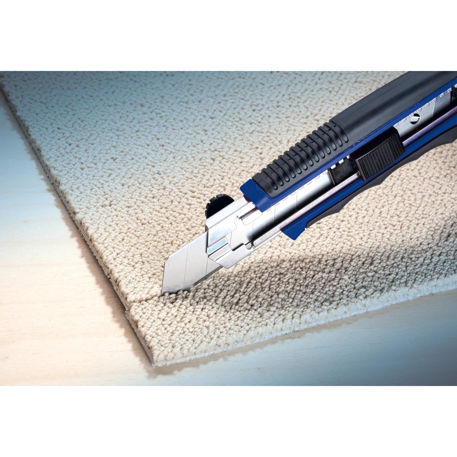 LUX Cuttermesser Comfort 25 mm schneidet Teppich. Messer mit ergonomischem Griff und extra breiter Klinge.