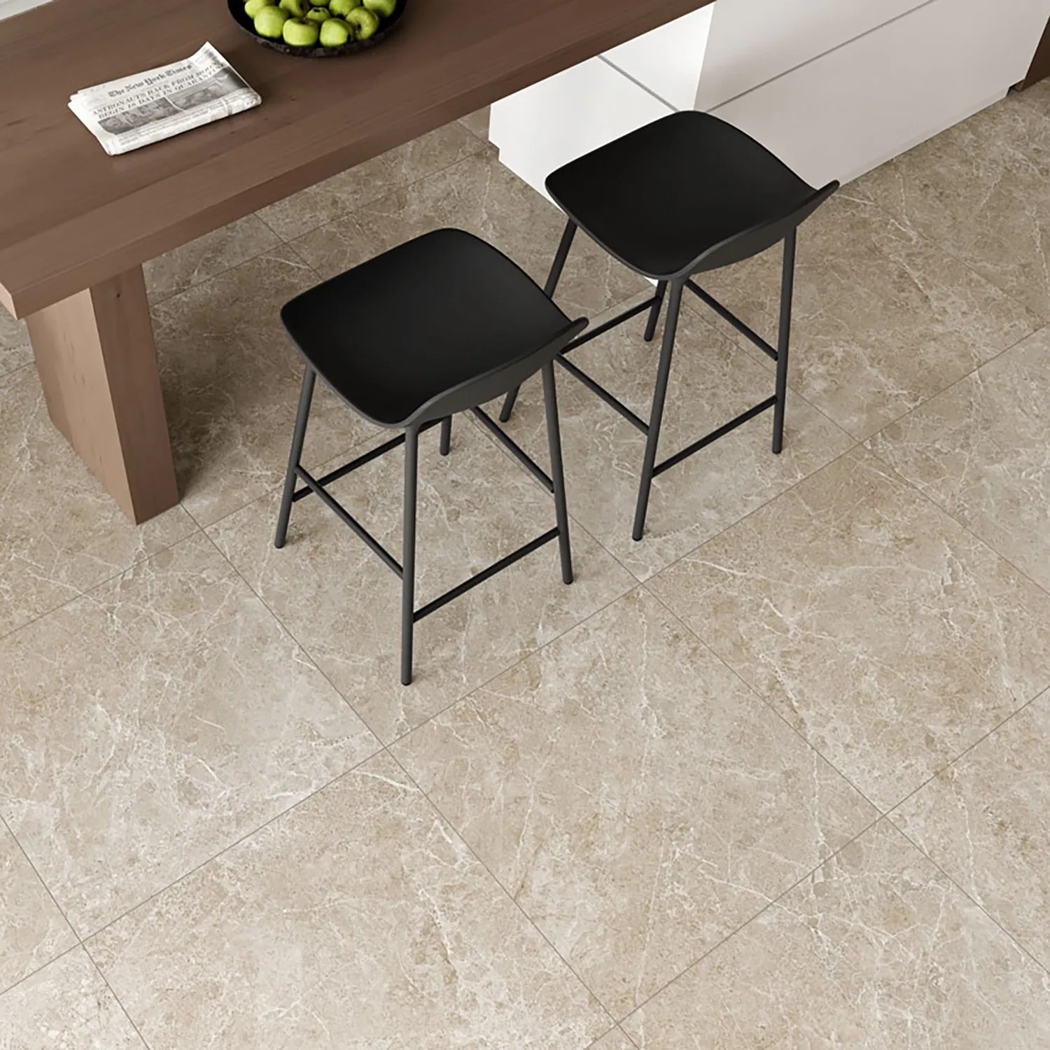 Verlegte, matte Feinsteinzeug Bodenfliese Alvaro Beige (59,8x59,8 cm) im Raum mit Stühlen.