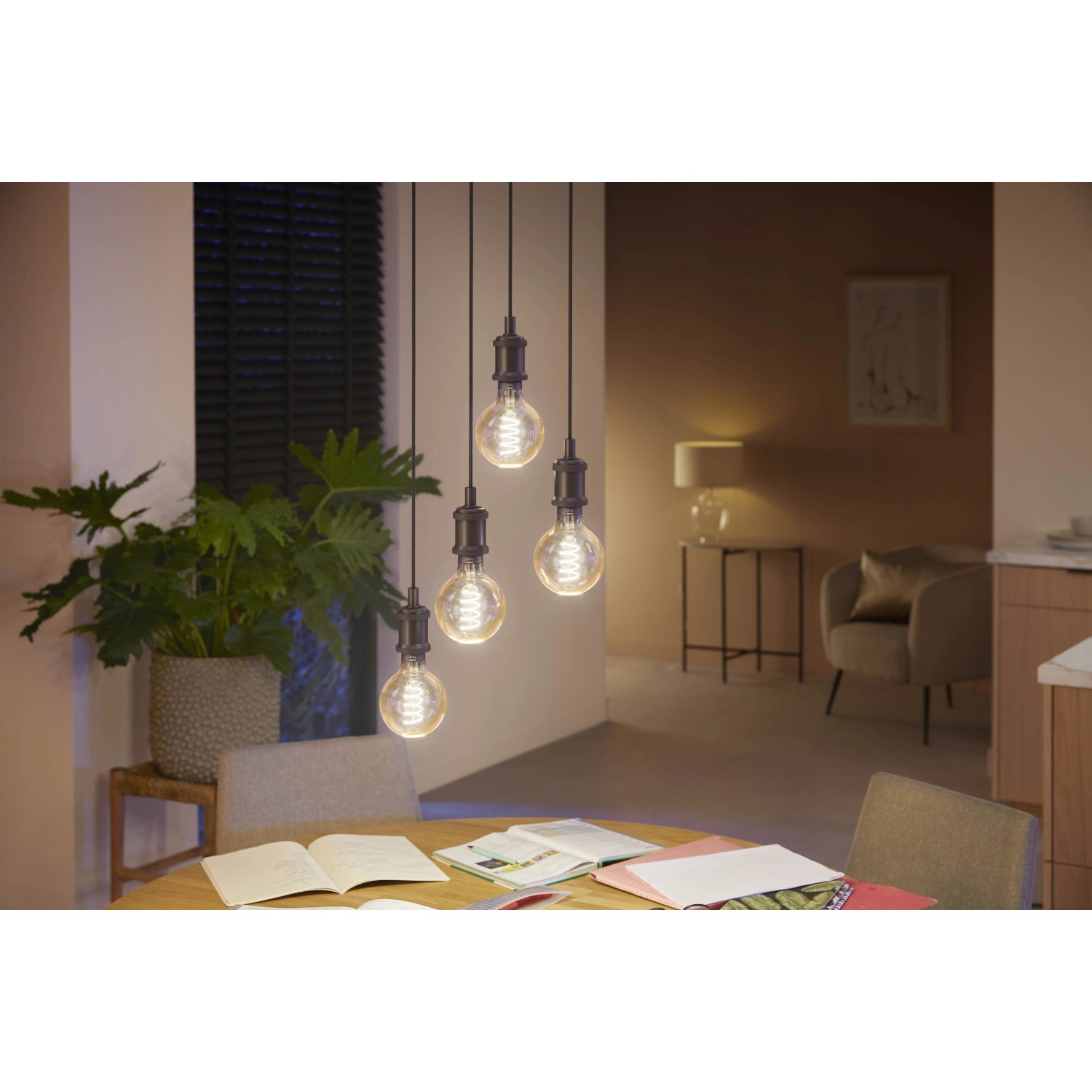 Philips Hue White Ambiance Filament Leuchtmittel E27, G93, 550 lm im Retro-Look.