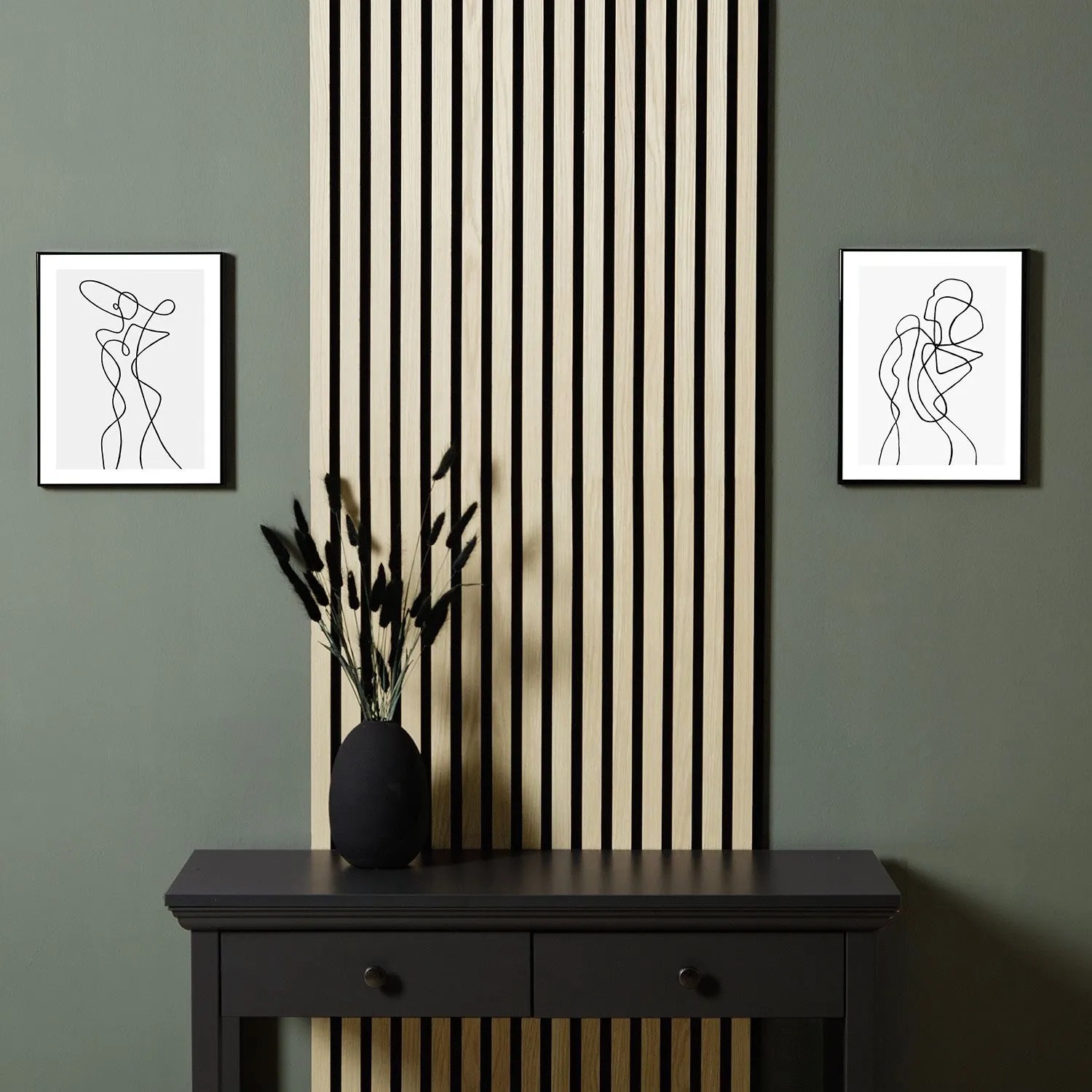 Cremefarbene Akustikpaneele in Holzlamellen-Optik als Wandverkleidung für verbesserte Raumakustik. Modernes Design.