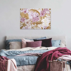 Leinwandbild mit Flamingo, Hibiskus und goldenen Palmenblättern als tropische Wanddekoration.