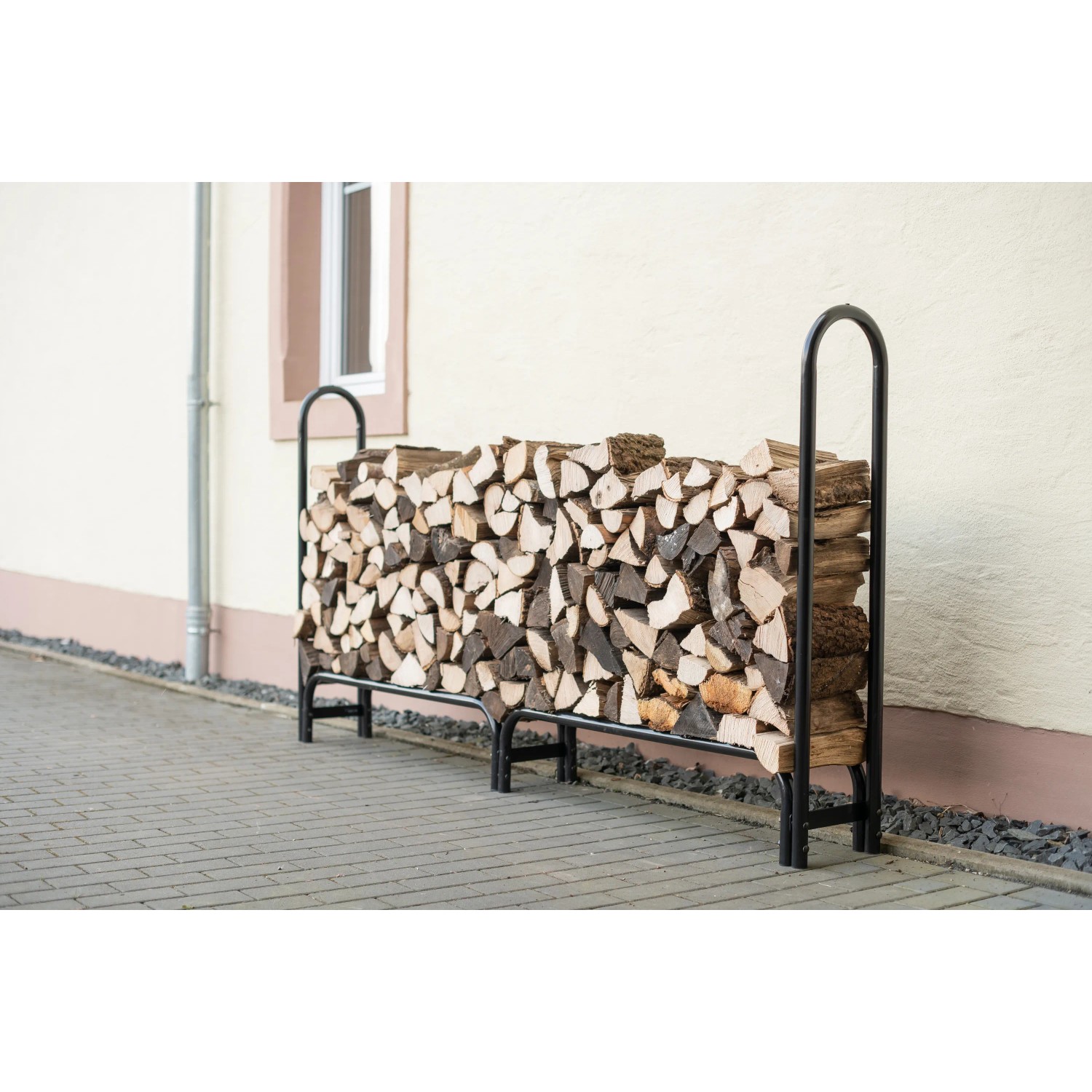 Schwarzes ShelterLogic Kaminholzregal 244x118 cm mit Holzscheiten und Abdeckung.
