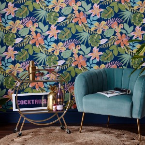 Mehrfarbige Envy Vliestapete So Exotic Night mit tropischem Blumenmuster an der Wand.