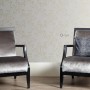 Beige Bambusblätter Tapete von Origin Wallcoverings im Raum mit Sesseln.