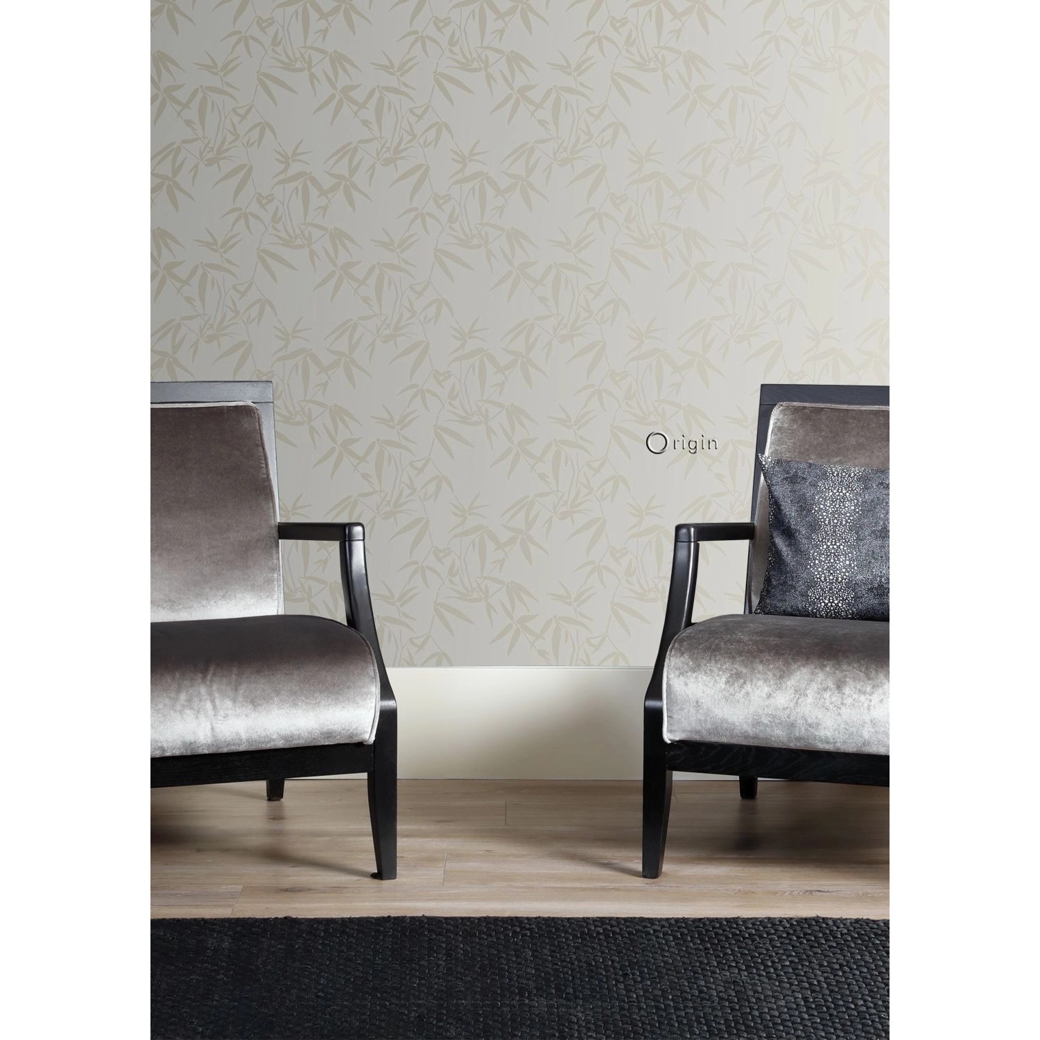 Beige Bambusblätter Tapete von Origin Wallcoverings im Raum mit Sesseln.