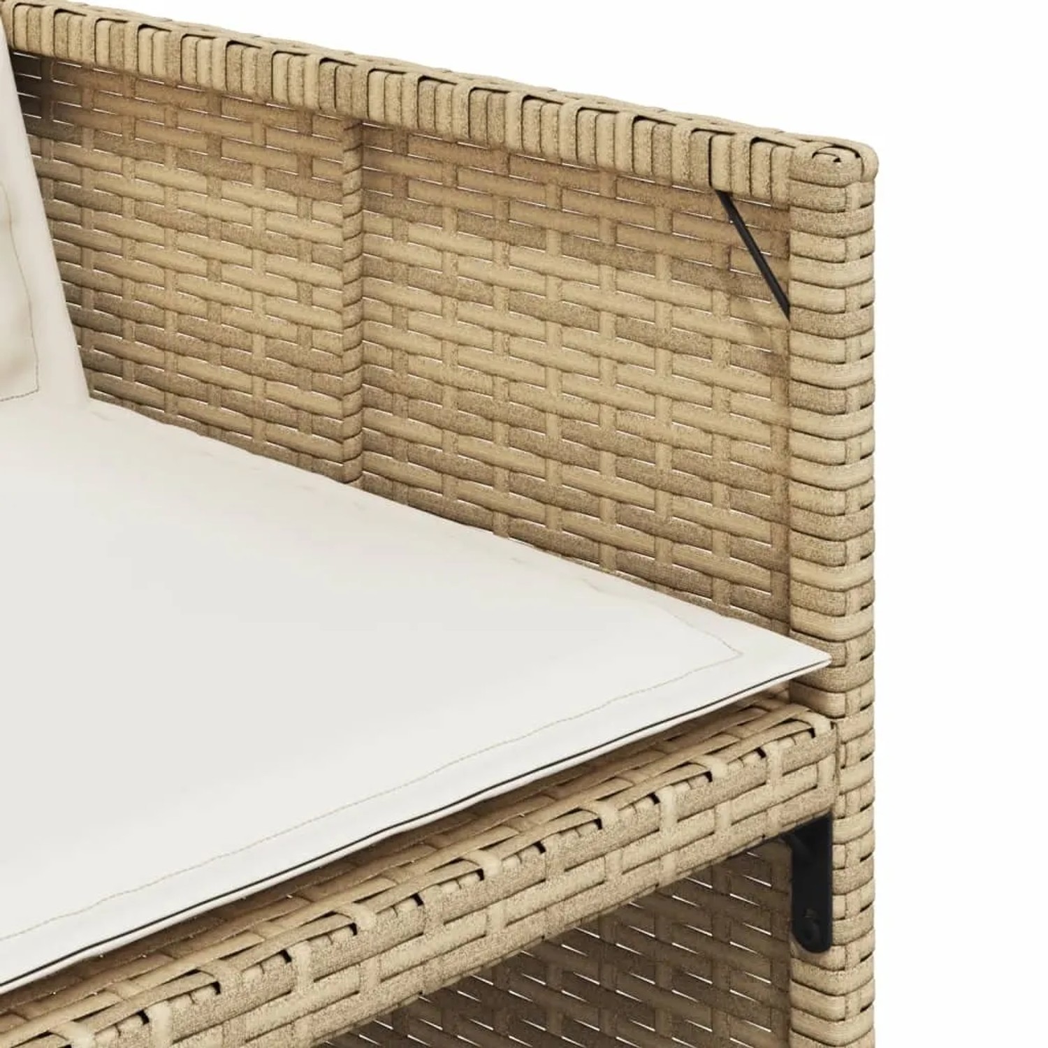 Detailansicht: Beige Poly Rattan Gartenstuhl mit cremeweißem Kissen, Teil der 15-tlg. Essgruppe.