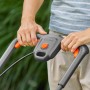 Detailaufnahme des Griffs vom Gardena Akku-Rasenmäher PowerMax 32/18V mit Bedienelementen.