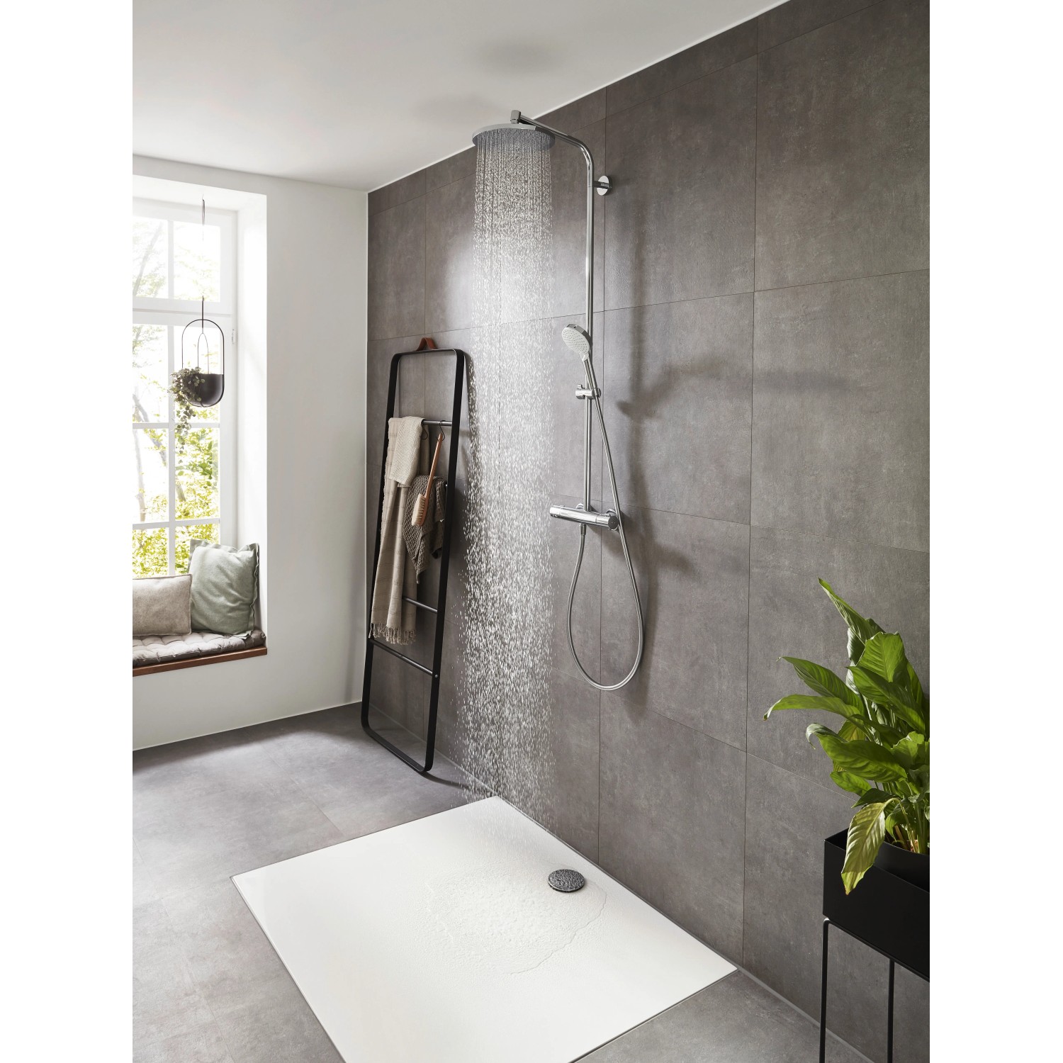 Hansgrohe Crometta Duschset mit Kopf- und Handbrause, Thermostat in Chrom im modernen Badezimmer.