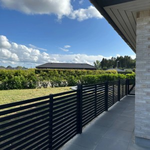 Schwarzer Vorgartenzaun Tokyo aus Nadelholz, 180x90 cm, im Garten.