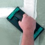 Wolfcraft Schleifgitter-Set im Einsatz: Schleifen von Spachtelmasse auf einer Wand. Ideal für Maurer- und Verlegearbeiten.