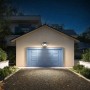 Philips Solar-LED-Außenstrahler Zyren beleuchtet Garage bei Nacht. Bewegungssensor, 4000 Lumen, IP65.