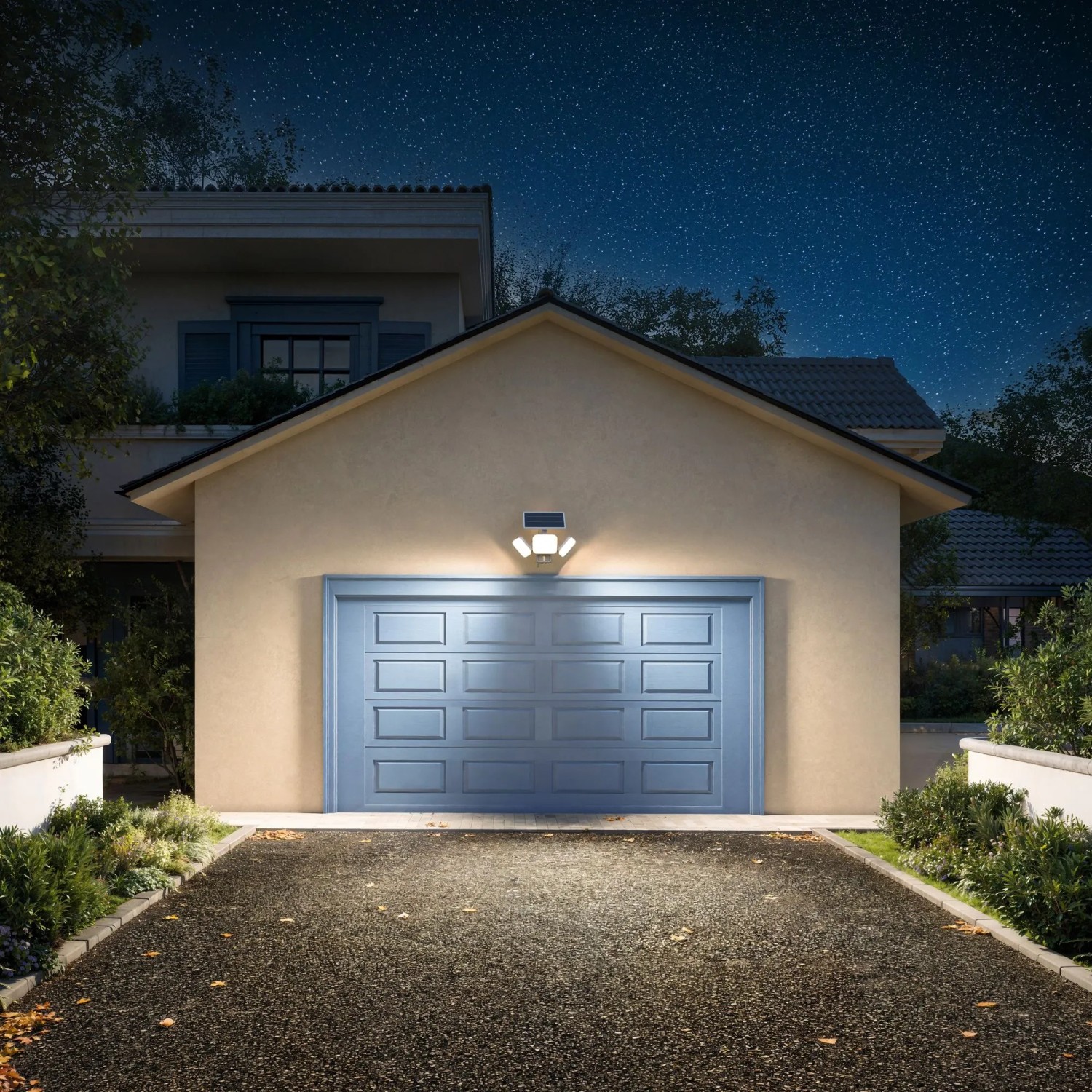 Philips Solar-LED-Außenstrahler Zyren beleuchtet Garage bei Nacht. Bewegungssensor, 4000 Lumen, IP65.