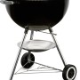 Schwarzer Weber Holzkohle-Kugelgrill Classic Kettle Ø 57 cm mit verchromtem Grillrost und Ascheauffangschale.