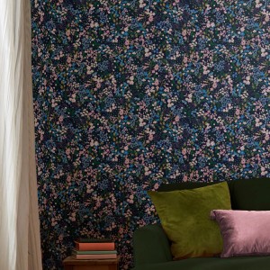 Vliestapete Gilmorton Ditsy Garden Greens Blau mit floralem Muster auf dunklem Grund.
