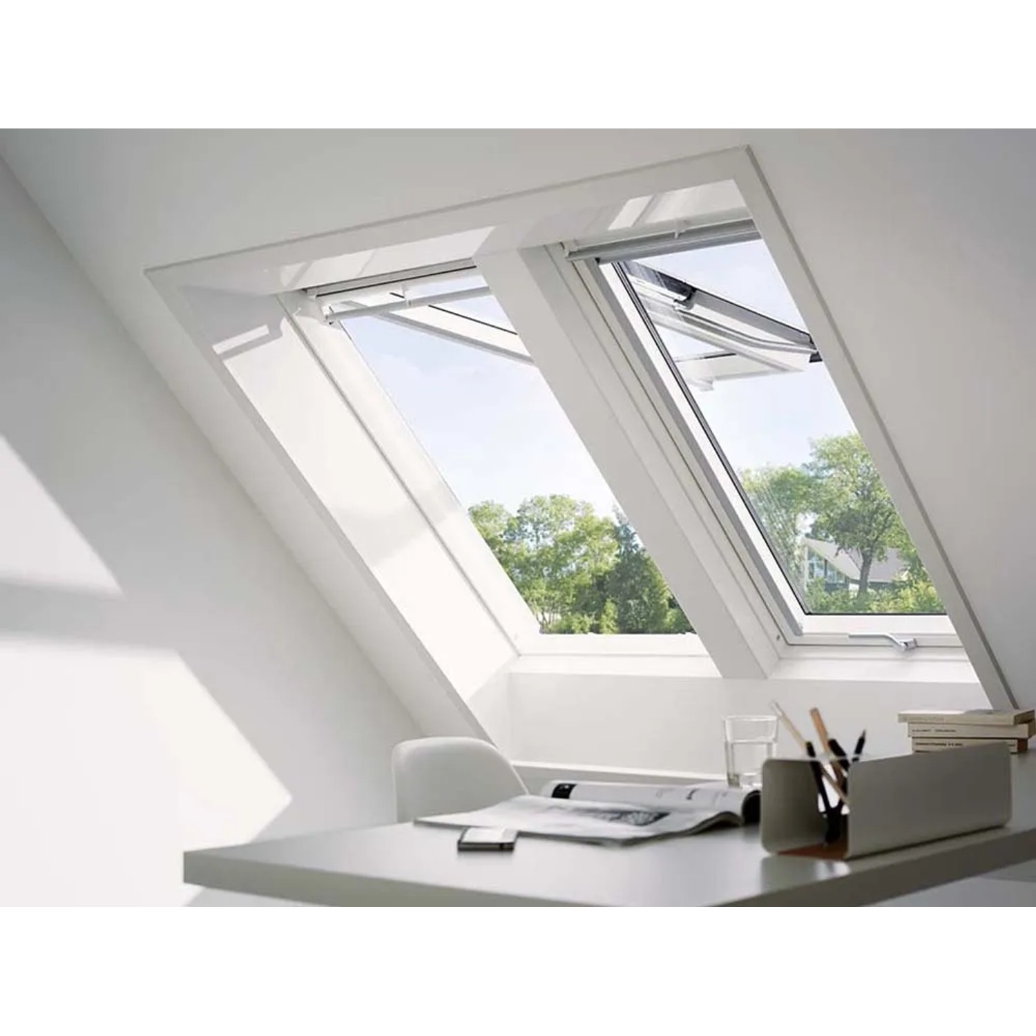 Velux Klapp-Schwingfenster GPU MK06, Polyurethan, 78x118 cm, eingebaut in Dachschräge.