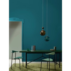 Raum in Exotic No. 342 Wandfarbe von ELLE DECORATION by Crown mit Tisch und Stühlen.