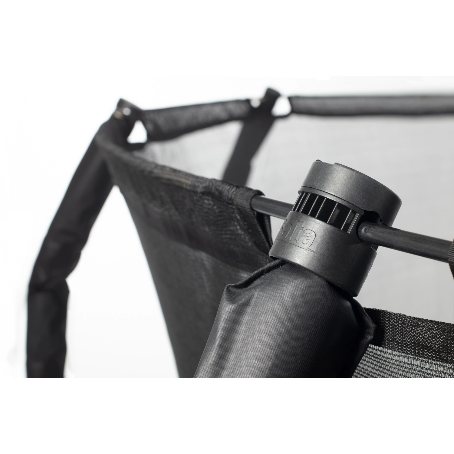Detailaufnahme Sicherheitsnetz-Befestigung des Salta Trampolin First Class ø 366 cm.