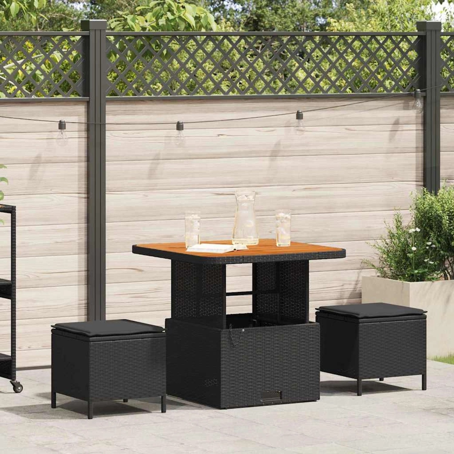 Schwarze 3-tlg. vidaXL Garten Essgruppe aus Poly Rattan mit Tisch und Hockern.