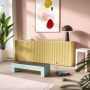 Raumansicht mit CREATE! by OBI Wandfarbe Greta Magnolienrosa, gelbem Sideboard und Deko.