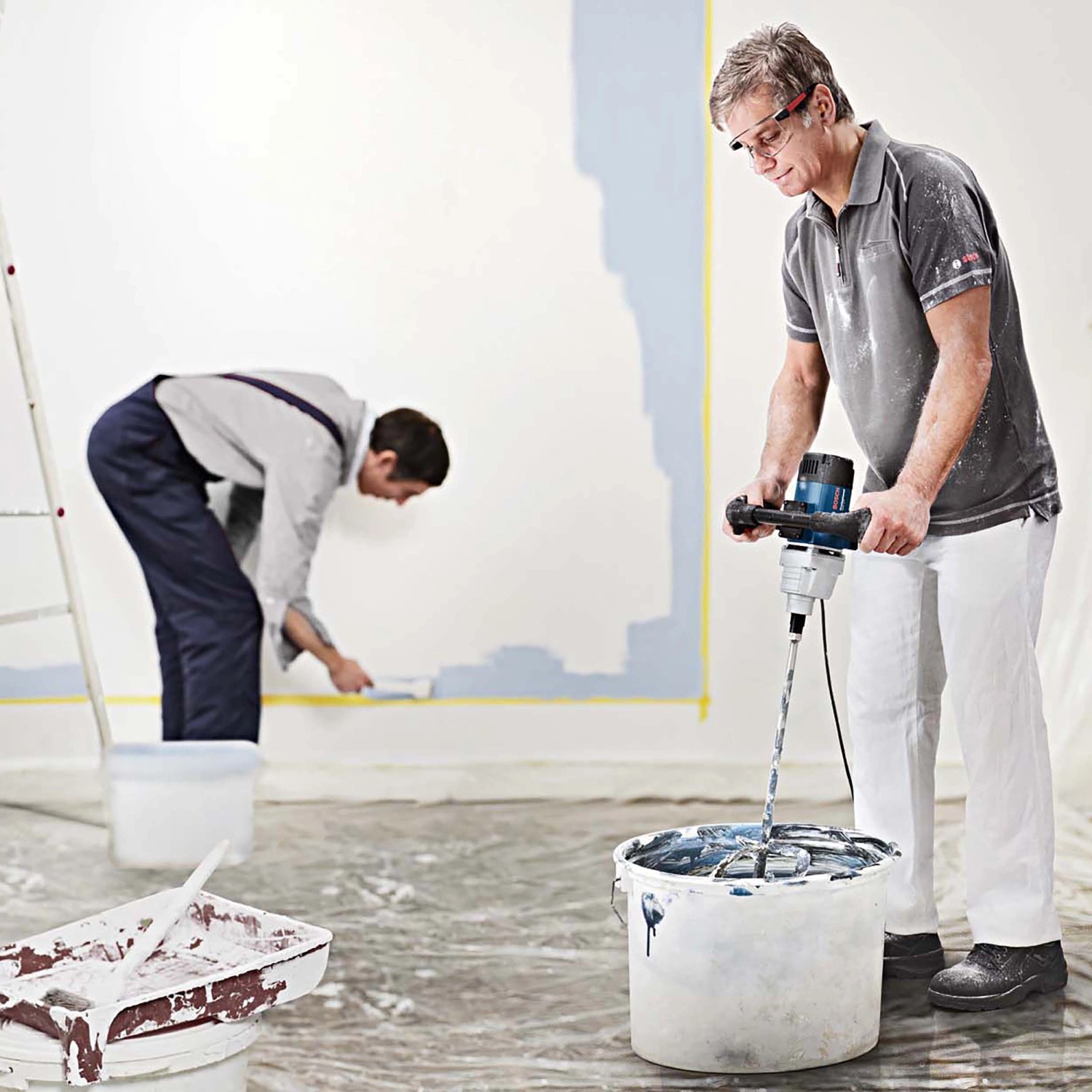 Bosch Professional Rührwerk GRW 12 E beim Anmischen von Farbe in einem Eimer.