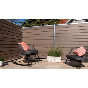 GartenLand WPC Zaun Set Schwedenprofil, braun, mit Holzstruktur und silbernen Aluminiumleisten.