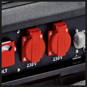 Zwei rote 230V Steckdosen und Voltmeter am Bedienfeld des Einhell Benzin Stromerzeugers.